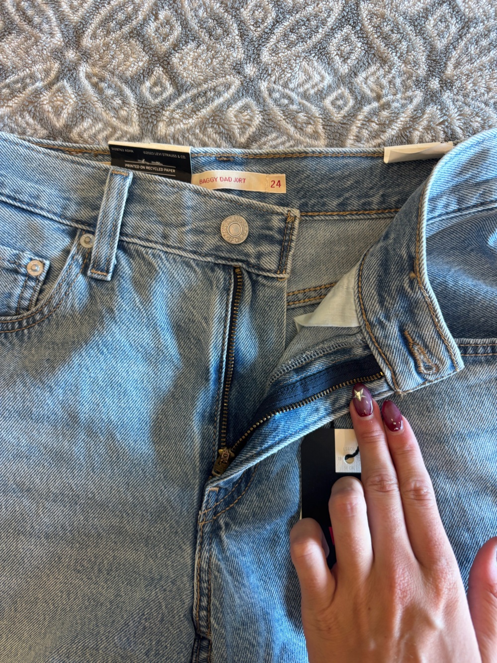 NWT Levi Light Wash Mid Rise Baggy Dad Jort 24 - Picture 2 of 4